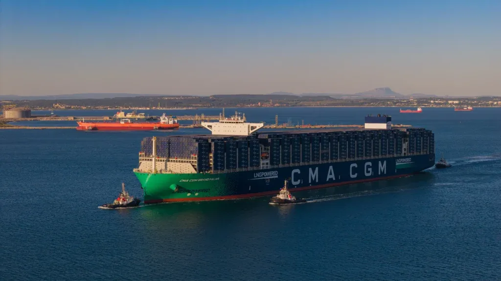 Tàu container CMA CGM vận chuyển hàng trên tuyến đi Tây Phi và Mogadishu